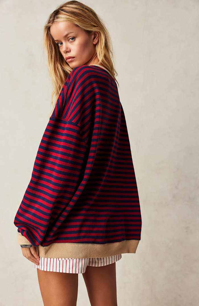 Sweter oversize w paski – widok z przodu