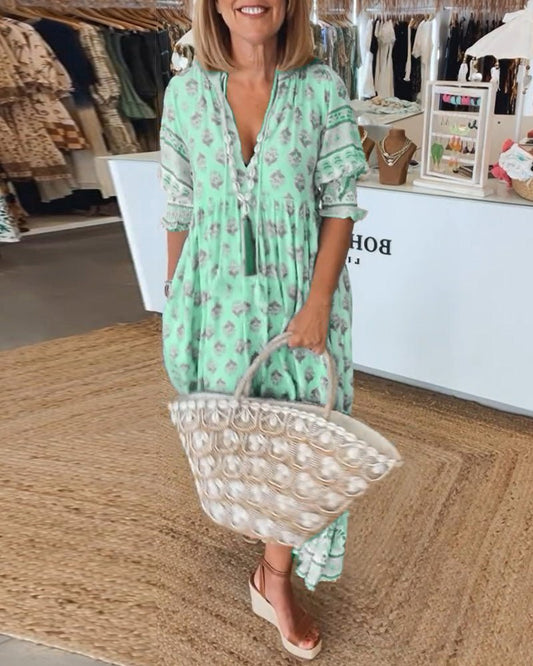 Sukienka maxi w kwiaty – zwiewny fason