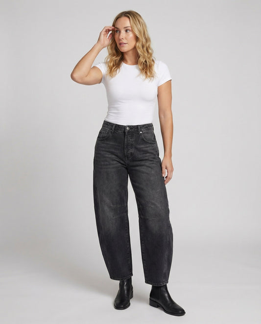 Jeansy damskie barrel – średni stan, rozszerzana nogawka