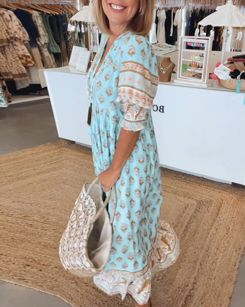 Sukienka maxi w kwiaty – detal dekoltu