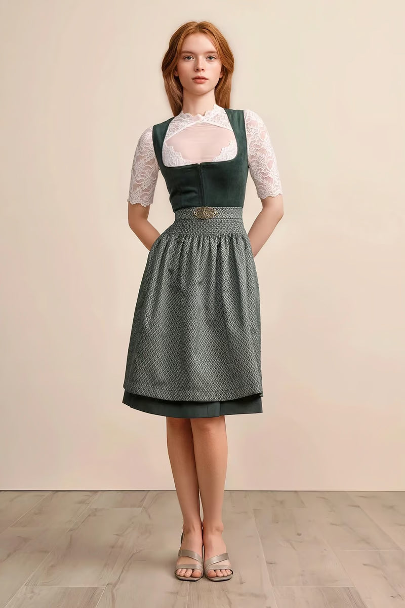 Fartuszek dirndl z ornamentem i klamrą – detal