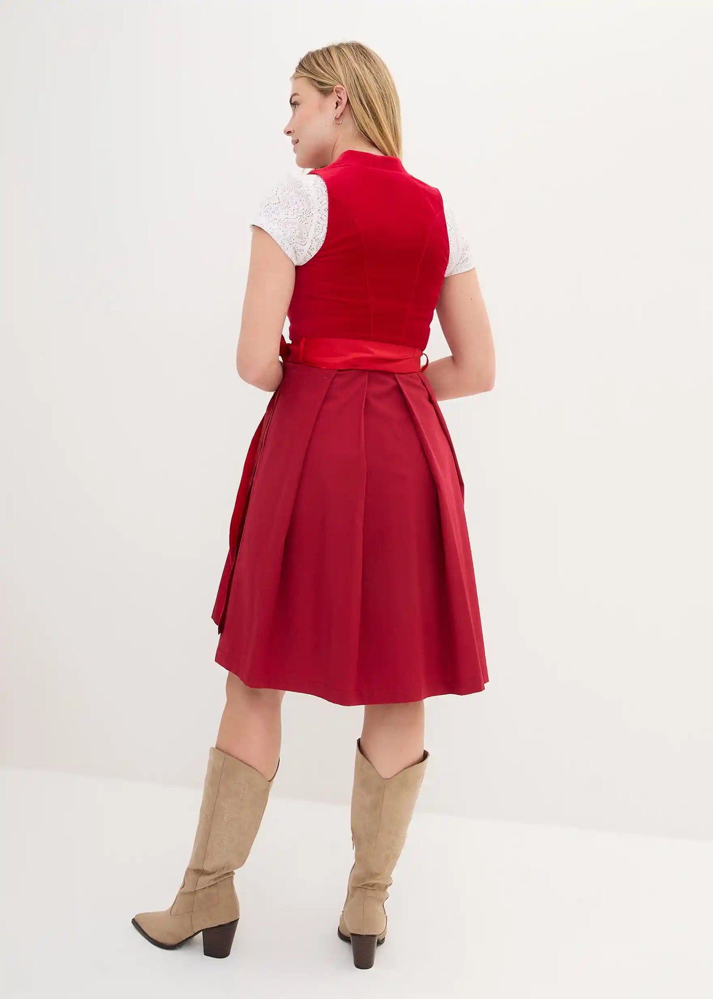 Aksamitny gorset dirndl – detal