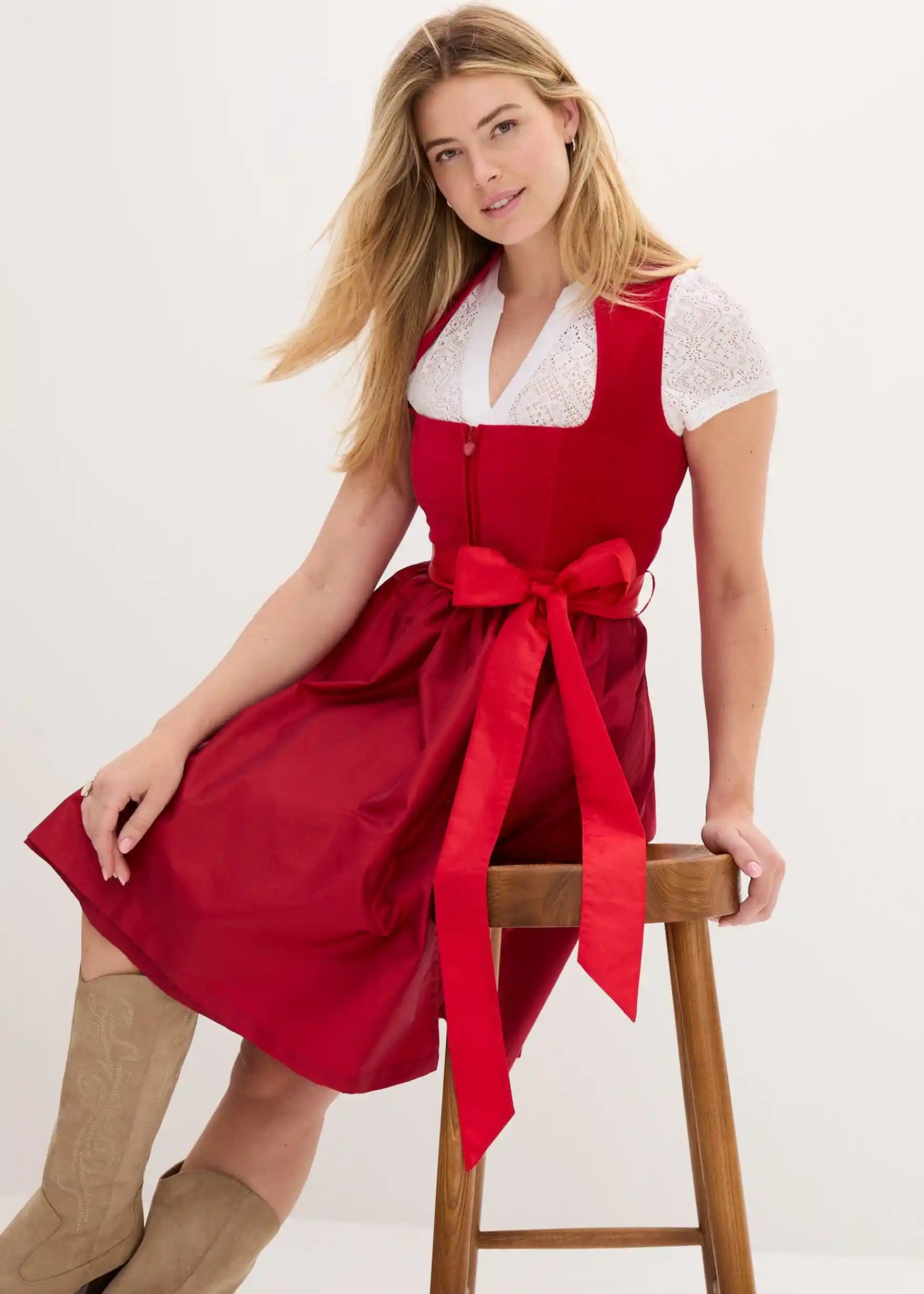 Sukienka dirndl z satynowym fartuszkiem – ujęcie z przodu