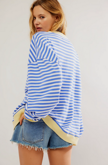 Damski sweter w paski – stylizacja casualowa