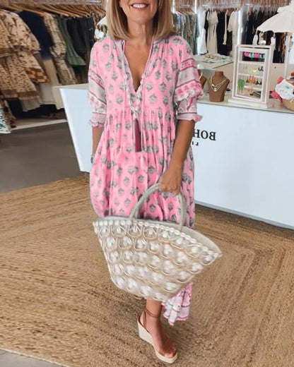 Sukienka maxi w kwiaty – ujęcie modelki