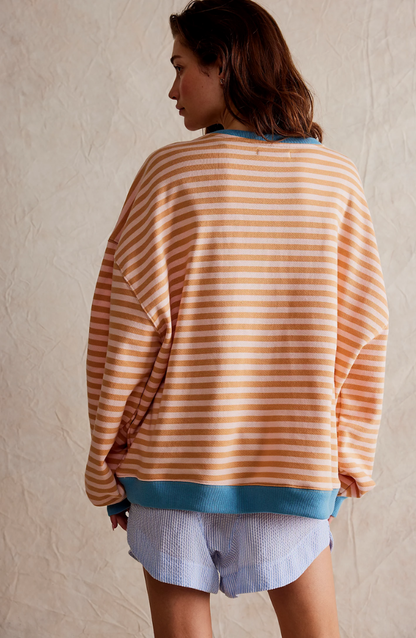 Damski sweter oversize – detal dzianiny