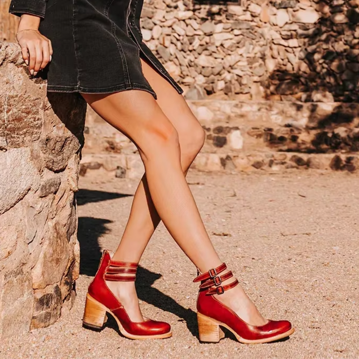 Botki damskie na słupku – detal pasków