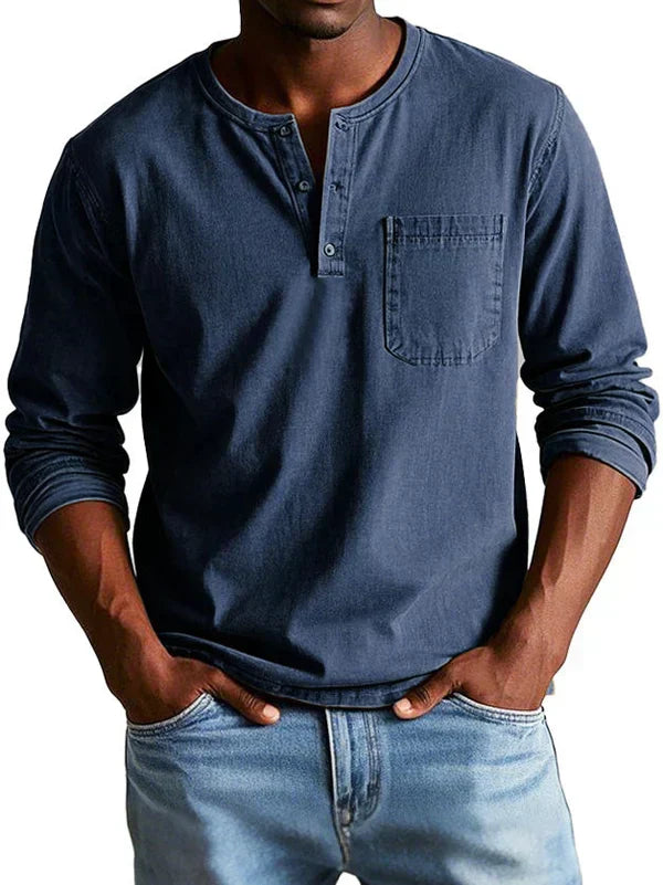 Koszulka henley – detal dekoltu z guzikami