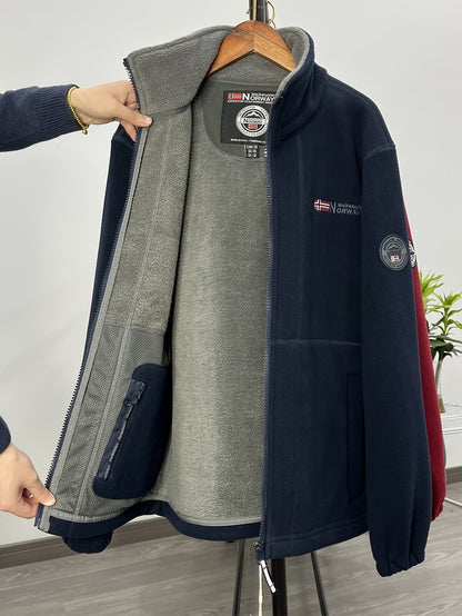 Kurtka polarowa męska – stylizacja outdoor