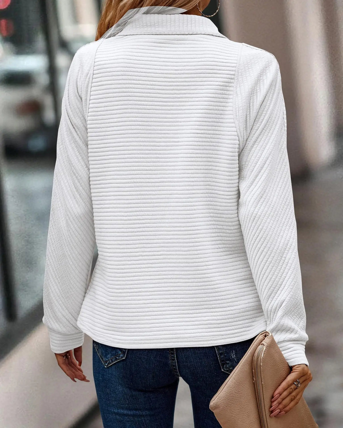 Sweter damski z dekoltem V i zamkiem – elegancki, dopasowany