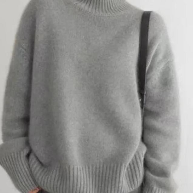 Sweter damski z golfem – detal dzianiny