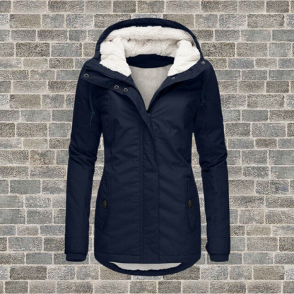 Plisowany płaszcz damski z kapturem – ciepły, z futerkiem
