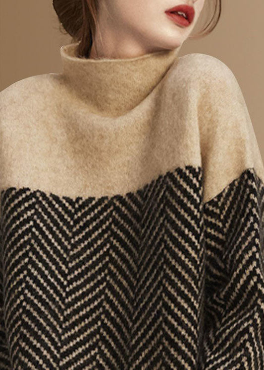 Sweter z golfem – detal dzianiny