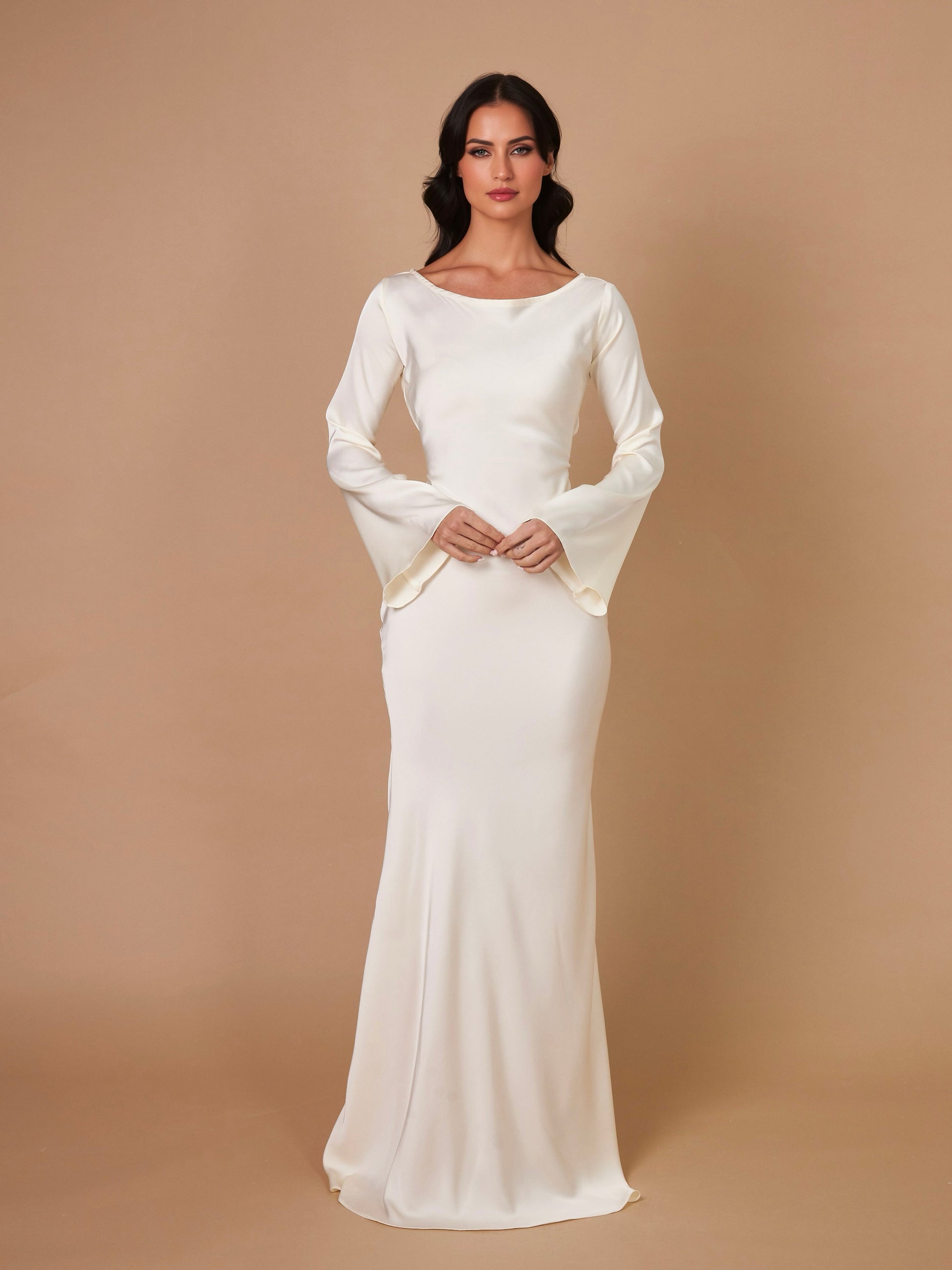 Sukienka maxi satynowa – detal talii