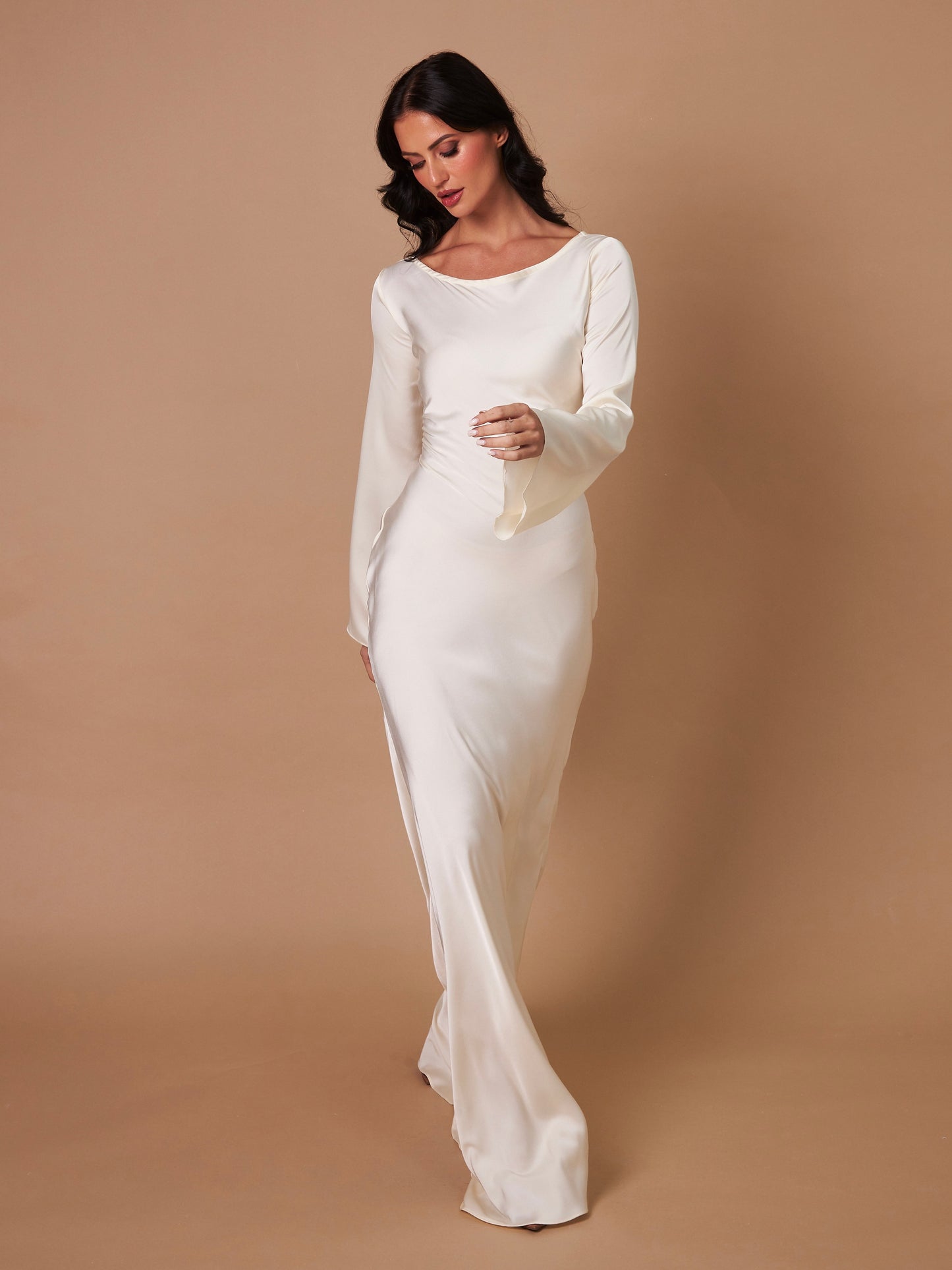 Sukienka maxi satynowa – sylwetka