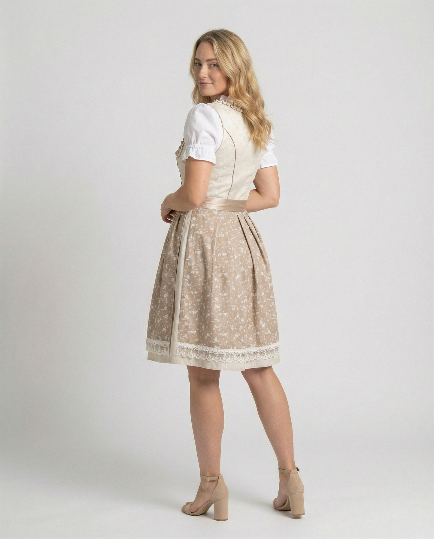 Sukienka dirndl bawełniana – detal wykończenia