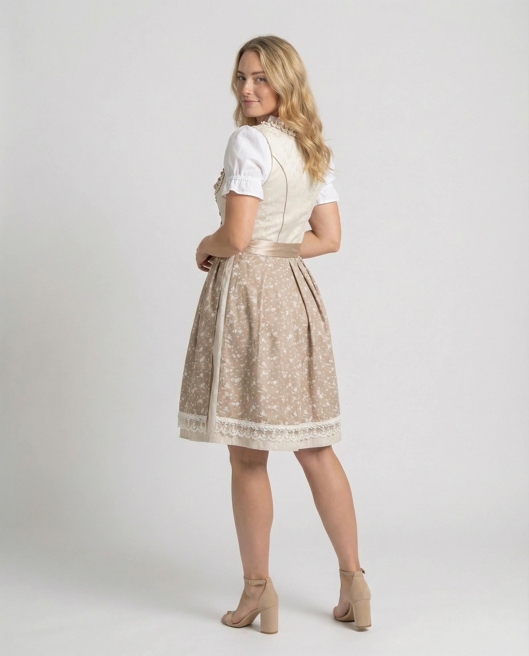 Sukienka dirndl bawełniana – detal wykończenia