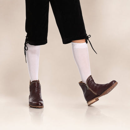 Męski komplet na Oktoberfest – lederhosen, koszula w kratę, skarpety i kapelusz