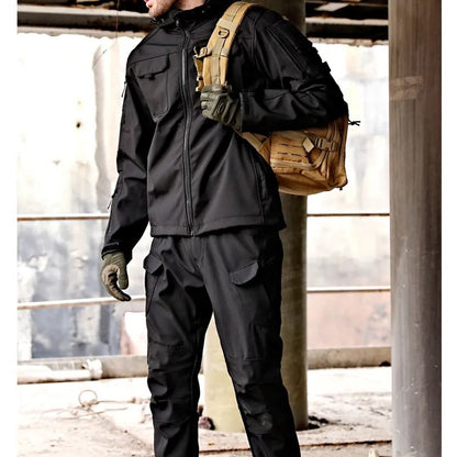 Męski komplet softshell – stylizacja outdoorowa