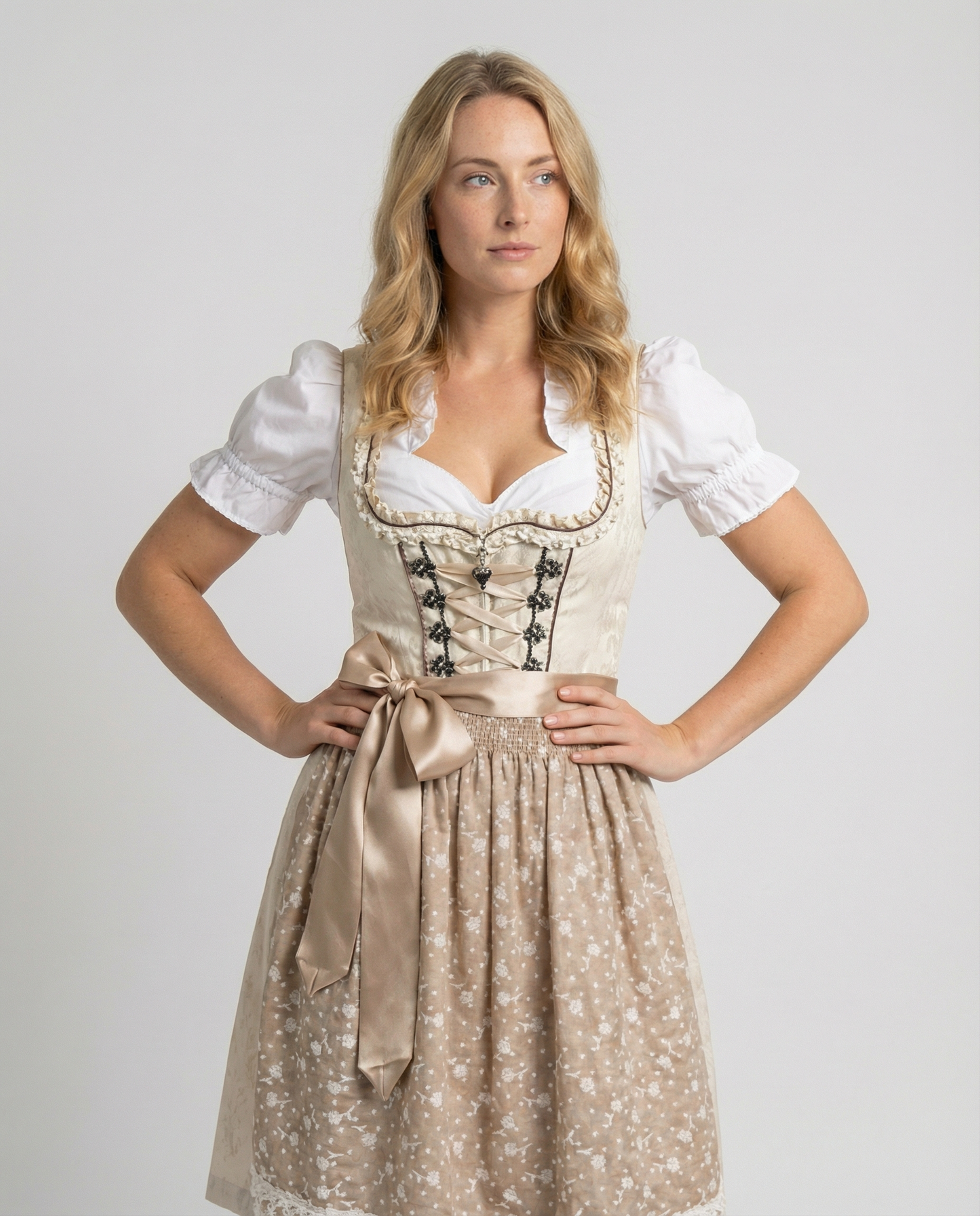 Komplet dirndl – bluzka i ozdobny fartuszek