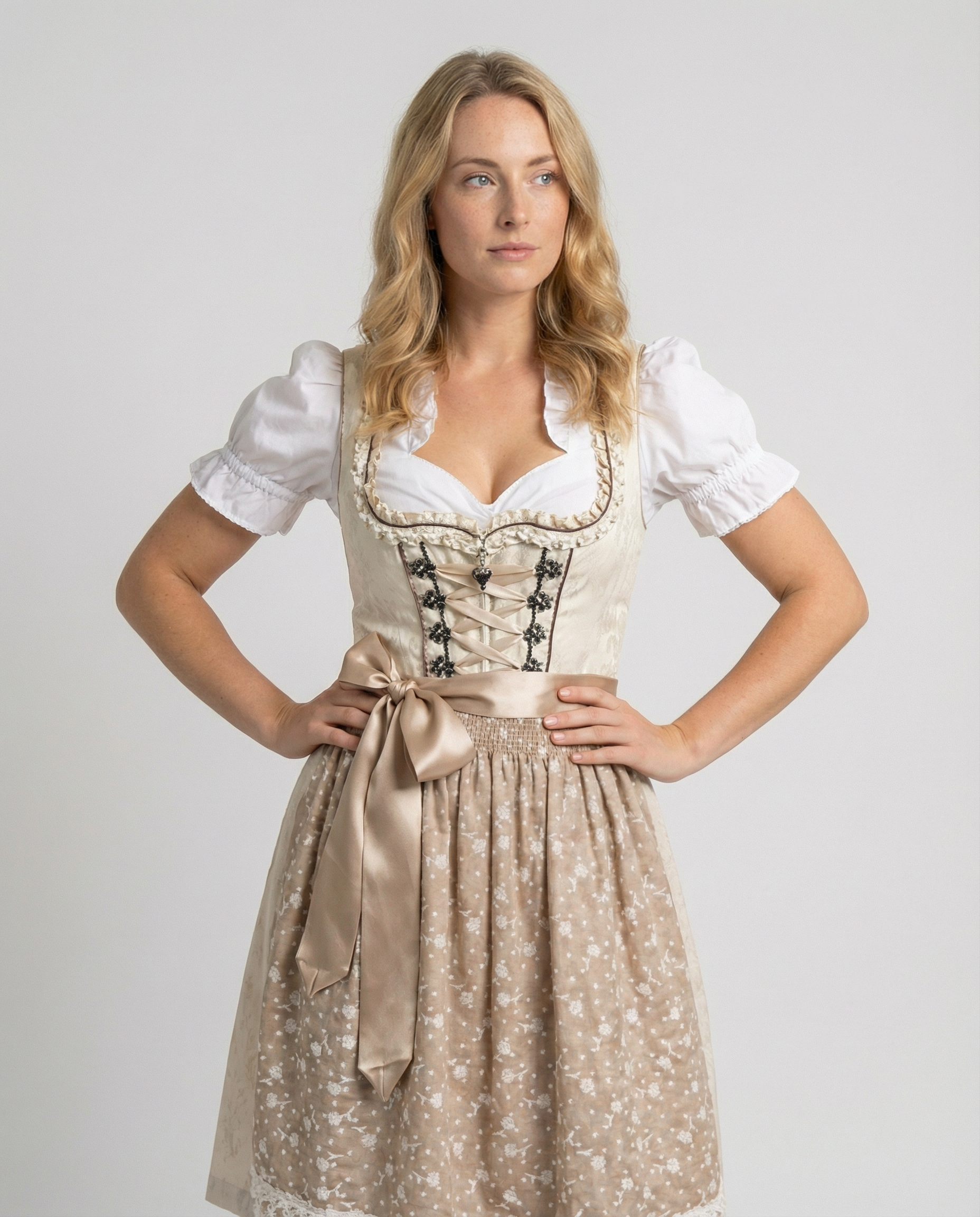 Komplet dirndl – bluzka i ozdobny fartuszek