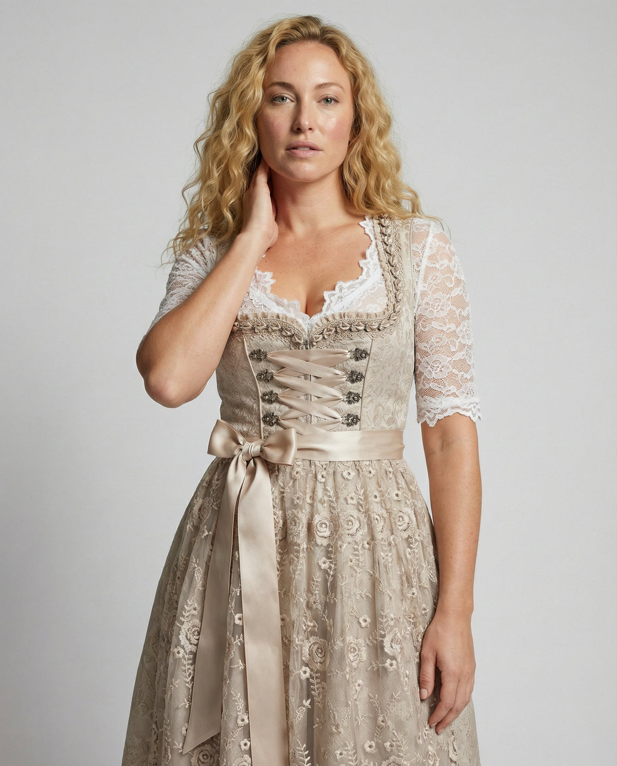 Sukienka dirndl damska – kwiatowy żakard i koronka
